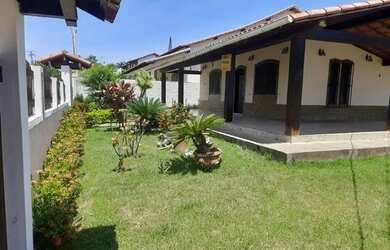 Imagem: A casa possui 4 Dormitórios, 3 Banheiros, 3 Vagas na garagem