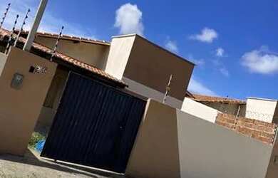 Imagem: A casa possui 2 Dormitórios, 1 Banheiro, 2 Vagas na garagem