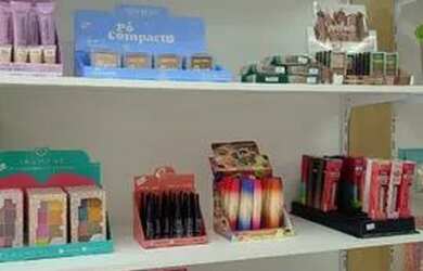 Imagem 4: Móveis de loja e mercadorias