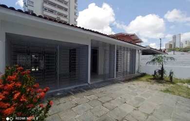 Imagem: A casa possui 4 Dormitórios, 2 Banheiros, 2 Vagas na garagem