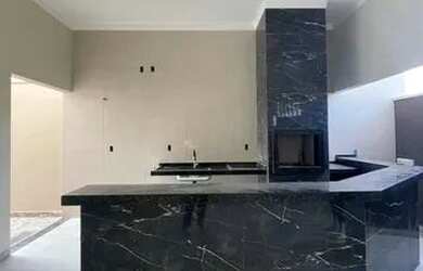 Imagem: A casa possui 3 Dormitórios, 1 Banheiro, 1 Vaga na garagem