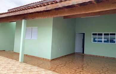 Imagem: A casa possui 3 Dormitórios, 2 Banheiros, 2 Vagas na garagem