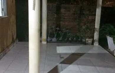 Imagem: A casa possui 3 Dormitórios, 2 Banheiros, 5 Vagas na garagem