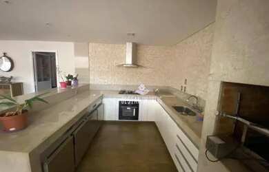 Imagem: A casa possui 4 Dormitórios, 5 Banheiros, 3 Vagas na garagem