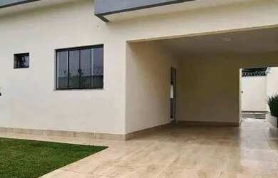 Imagem: A casa possui 2 Dormitórios, 1 Banheiro, 2 Vagas na garagem