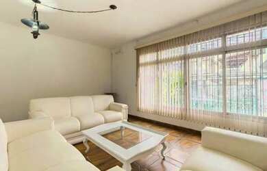 Imagem: A casa possui 5 Dormitórios, 3 Banheiros, 4 Vagas na garagem