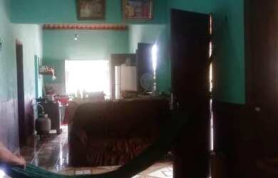 Imagem: A casa possui 3 Dormitórios, 1 Banheiro, 2 Vagas na garagem