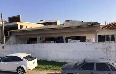 Imagem: A casa possui 3 Dormitórios, 1 Banheiro, 1 Vaga na garagem