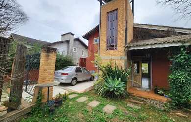 Imagem: A casa possui 4 Dormitórios, 4 Banheiros, 2 Vagas na garagem