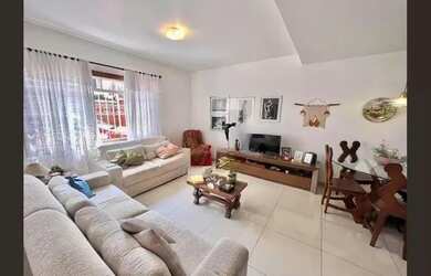 Imagem: A casa possui 3 Dormitórios, 3 Banheiros, 2 Vagas na garagem