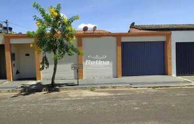 Imagem: A casa possui 3 Dormitórios, 2 Banheiros, 3 Vagas na garagem