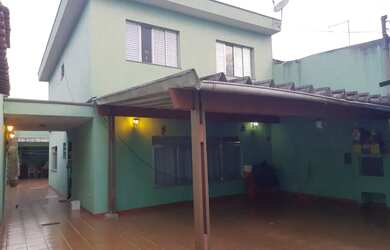 Imagem: A casa possui 3 Dormitórios, 2 Banheiros, 3 Vagas na garagem