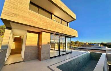 Imagem: A casa em condomínio possui 4 Dormitórios, 5 Banheiros, 4