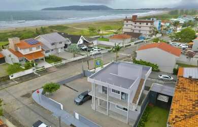 Imagem: A casa possui 4 Dormitórios, 3 Banheiros, 3 Vagas na garagem