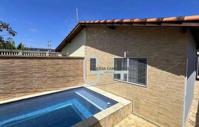 Imagem: A casa possui 3 Dormitórios, 3 Banheiros, 2 Vagas na garagem