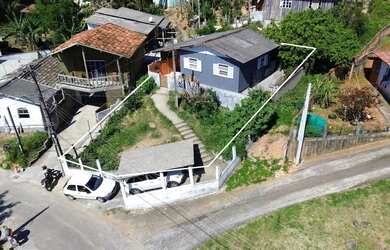 Imagem: A casa possui 2 Dormitórios, 1 Banheiro, 2 Vagas na garagem