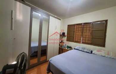 Imagem: A casa possui 4 Dormitórios, 2 Banheiros, 5 Vagas na garagem