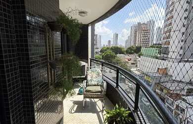 Imagem: O apartamento possui 4 Dormitórios, 2 Banheiros, 2 Vagas na