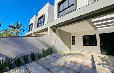 Imagem: A casa possui 3 Dormitórios, 2 Banheiros, 2 Vagas na garagem