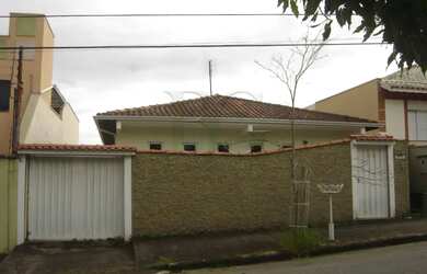 Imagem: A casa possui 3 Dormitórios, 3 Banheiros, 5 Vagas na garagem