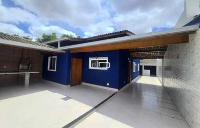 Imagem: A casa possui 3 Dormitórios, 2 Banheiros, 3 Vagas na garagem