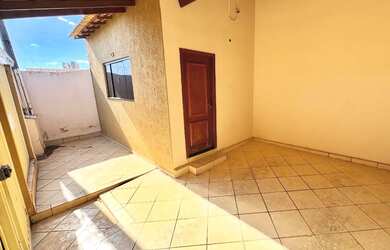 Imagem: A casa possui 2 Dormitórios, 1 Banheiro e 2 Vagas na garagem