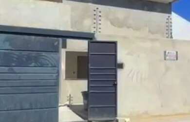 Imagem: A casa possui 3 Dormitórios, 2 Banheiros e está localizado