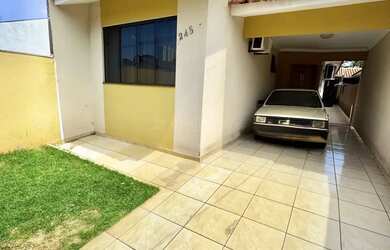 Imagem: A casa possui 3 Dormitórios, 3 Banheiros, 2 Vagas na garagem