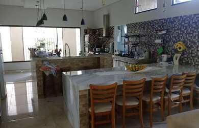 Imagem: A casa possui 5 Dormitórios, 5 Banheiros, 4 Vagas na garagem