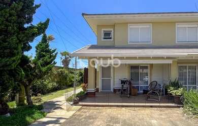 Imagem: A casa possui 4 Dormitórios, 4 Banheiros, 2 Vagas na garagem