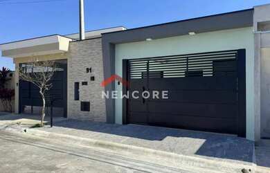 Imagem: A casa possui 3 Dormitórios, 2 Banheiros, 2 Vagas na garagem