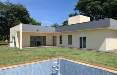 Imagem: A casa em condomínio possui 2 Dormitórios, 2 Banheiros, 5