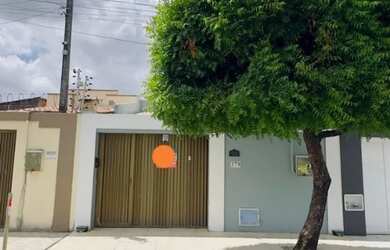 Imagem: A casa possui 3 Dormitórios, 3 Banheiros, 3 Vagas na garagem