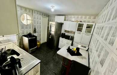 Imagem: A casa possui 3 Dormitórios e 1 Banheiro e está localizado