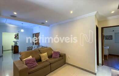 Imagem: A casa possui 3 Dormitórios, 3 Banheiros, 4 Vagas na garagem