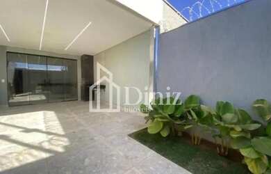 Imagem: A casa possui 3 Dormitórios, 2 Banheiros, 2 Vagas na garagem