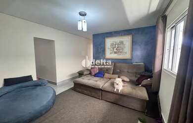 Imagem: A casa possui 3 Dormitórios, 2 Banheiros, 3 Vagas na garagem