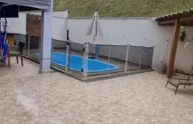 Imagem: A casa possui 4 Dormitórios, 3 Banheiros, 3 Vagas na garagem