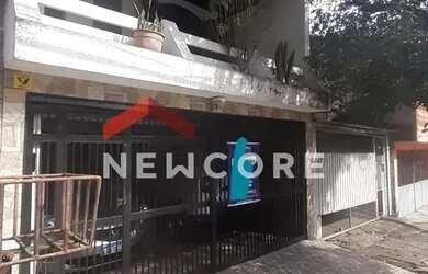 Imagem: A casa possui 4 Dormitórios, 3 Banheiros, 2 Vagas na garagem