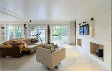 Imagem: A casa em condomínio possui 5 Dormitórios, 5 Banheiros, 4