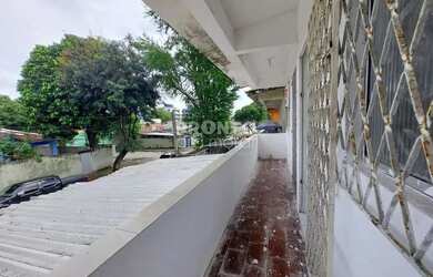 Imagem: A casa possui 3 Dormitórios, 2 Banheiros, 3 Vagas na garagem