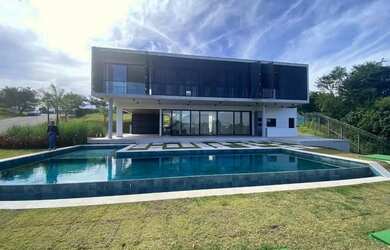 Imagem: A casa em condomínio possui 4 Dormitórios, 1 Banheiro, 4 Vagas