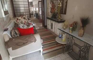 Imagem: A casa possui 3 Dormitórios, 2 Banheiros e 2 Vagas na garagem