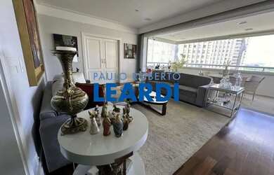 Imagem: O apartamento possui 4 Dormitórios, 5 Banheiros, 5 Vagas na