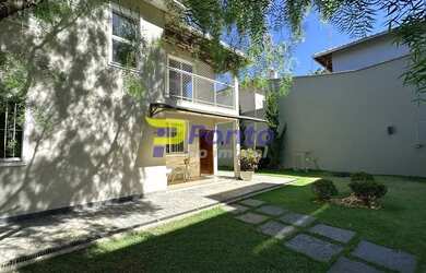 Imagem: A casa possui 4 Dormitórios, 3 Banheiros, 2 Vagas na garagem