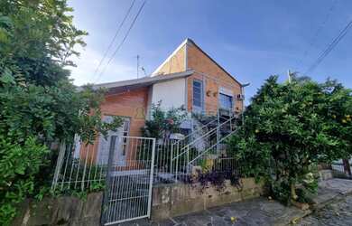 Imagem: A casa possui 5 Dormitórios, 2 Banheiros, 2 Vagas na garagem