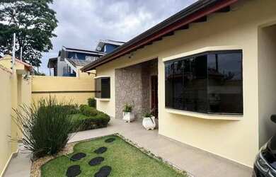 Imagem: A casa possui 3 Dormitórios, 2 Banheiros, 3 Vagas na garagem