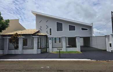 Imagem: A casa possui 5 Dormitórios, 4 Banheiros e 300m² de Área