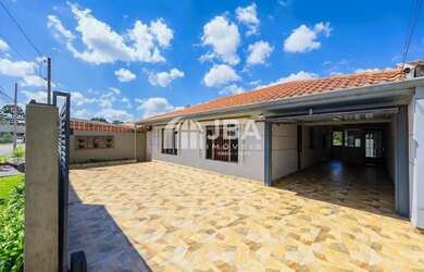 Imagem: A casa possui 3 Dormitórios, 3 Banheiros, 5 Vagas na garagem