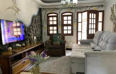 Imagem: A casa possui 3 Dormitórios, 3 Banheiros, 4 Vagas na garagem